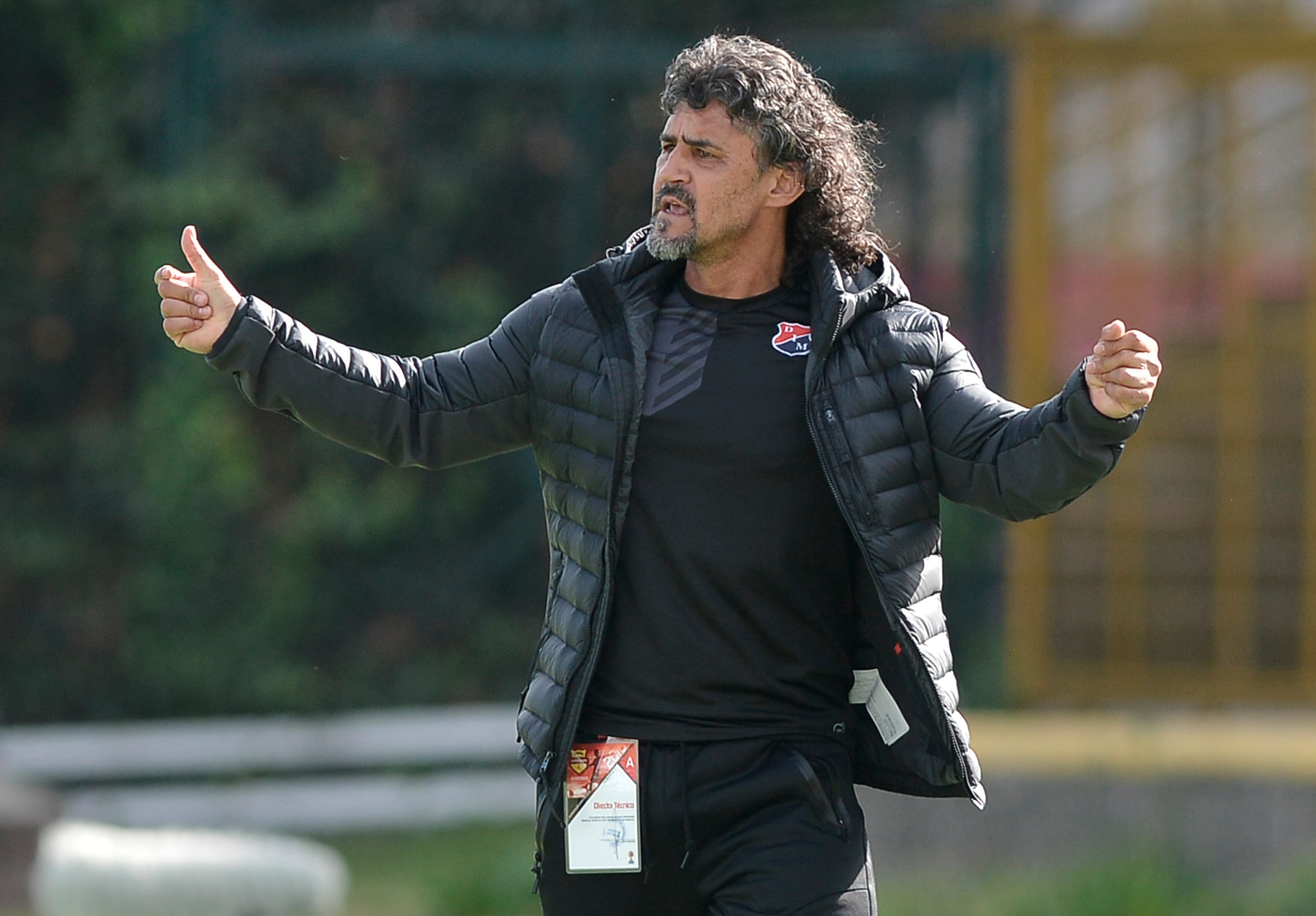 Leonel Álvarez entrenador de Independiente Medellín gestos durante el partido de quinta ronda entre La Equidad e Independiente Medellín como puerto de la Liga Águila I 2016 en el Estadio Metropolitano de Techo el 20 de febrero de 2016 en Bogotá, Colombia. (Foto de Gabriel Aponte/VizzorImage/LatinContent vía Getty Images)