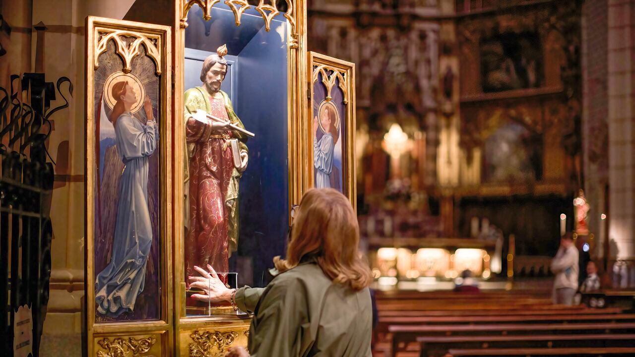 Los feligreses suelen llegar a las iglesias para rezarle a las estatuillas de los santos. Imagen de referencia.