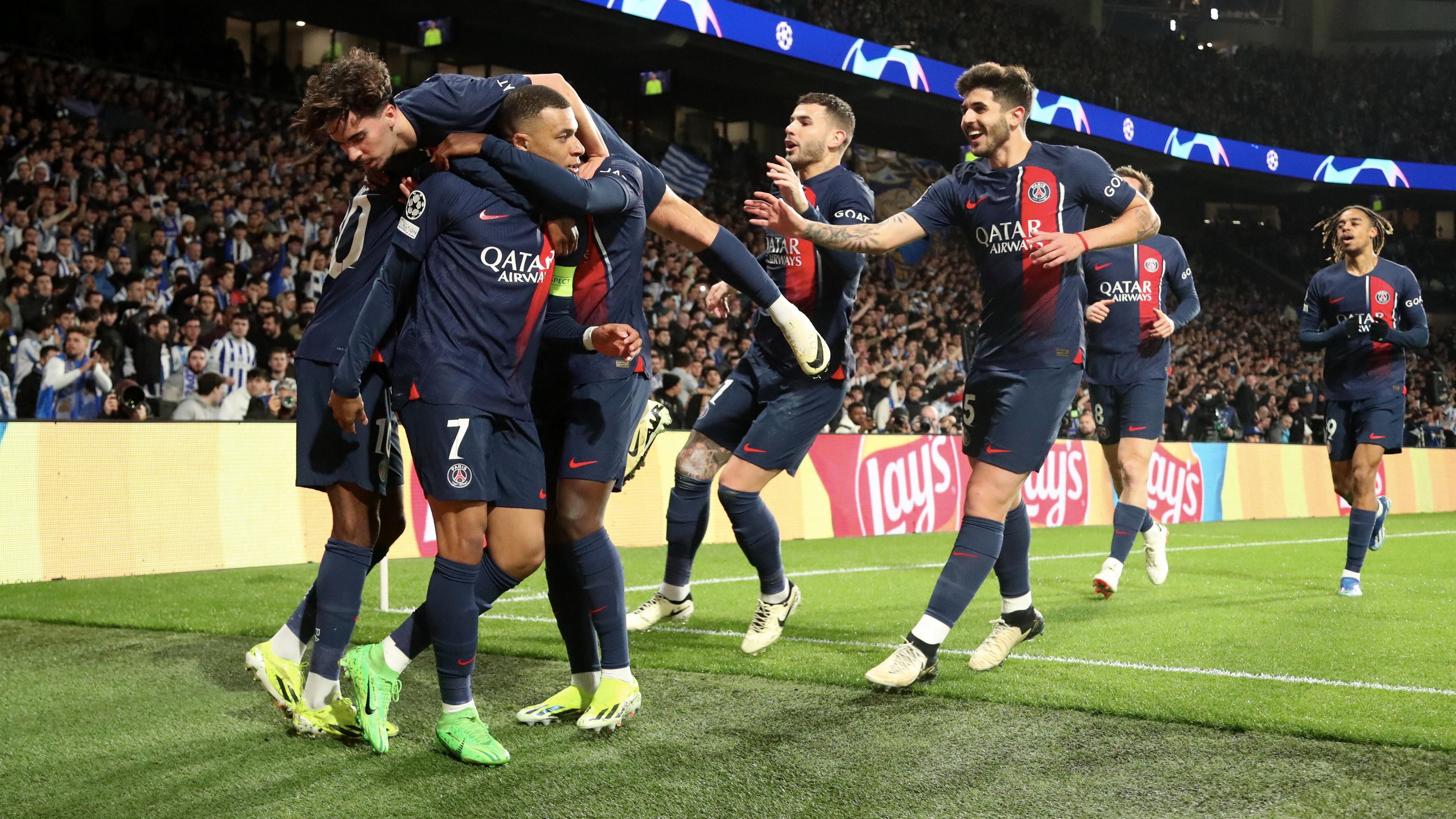 PSG celebra su pase a los cuartos de la Champions League 23-24.