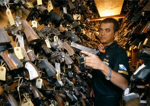 Brasil: El policía Rubeval Franca con armas incautadas por la policía. Más de 40,000 personas mueren a causa de heridas de bala cada año en Brasil-más que en cualquier otro país.


