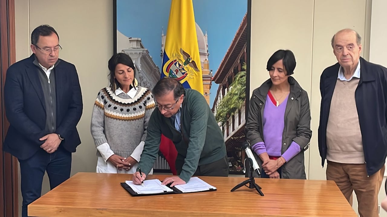 El Gobierno nacional ha señalado que para Colombia, el Acuerdo de Escazú es un instrumento clave que le permitirá superar las ambigüedades actuales que tiene la legislación ambiental y contar con un marco jurídico unificado y estandarizado que proporcione reglas claras a todos los actores nacionales.