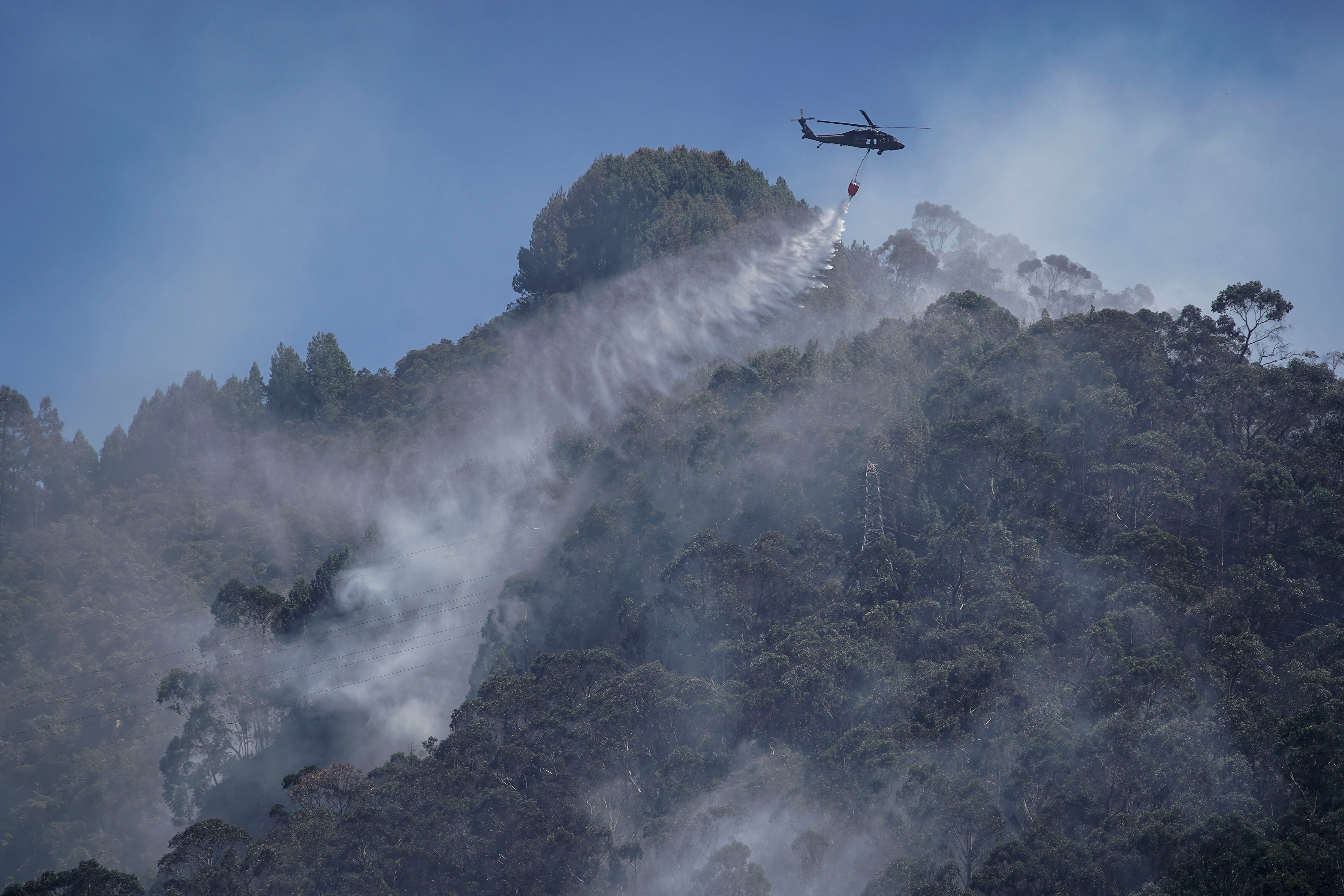 El apoyo aéreo de los helicópteros es usado más que todo en incendios forestales.