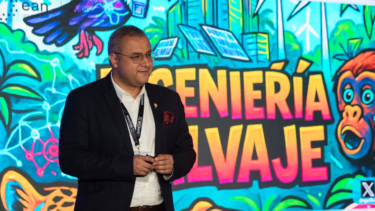 Jeffrey León-Pulido en sesión del Círculo de Mujeres