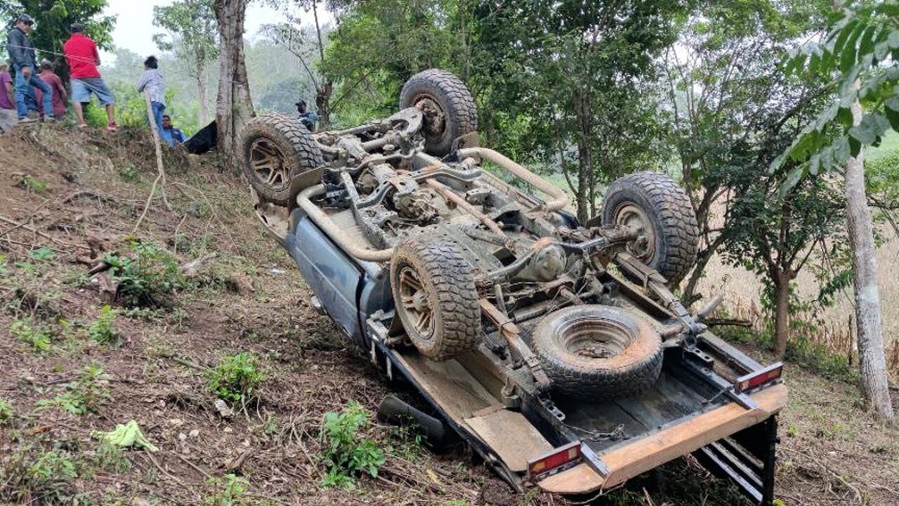 Una camioneta pick-up que cayó a una quebrada en el municipio de Trojes, departamento de El Paraíso, en la frontera con Nicaragua. Al menos cuatro migrantes murieron y otros 17 resultaron heridos.