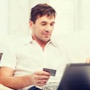 Televisión paga. Si existe internet, ¿por qué pagar para ver algo que puedo verlo gratis? De hecho, los millennials no suelen tener televisor, pues todo el material audiovisual lo consumen a través de sus teléfonos celulares, portátiles o tabletas, por lo que ya no precisan de este aparato.