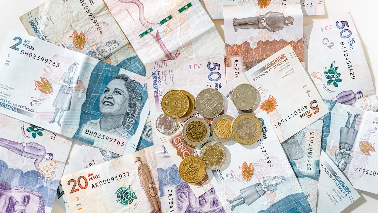 Monedas de pesos colombianos en billetes de diferentes denominaciones