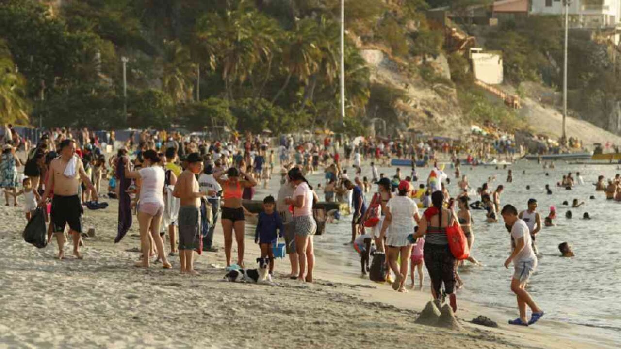 Las playas del Rodadero en Santa Marta están llenas de turistas a pesar del incremento en los niveles de contagio. Foto: Guillermo Torres.