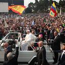 El Papa Francisco saluda a los peregrinos en el Santuario de Nuestra Señora de Fátima, en Fátima el 5 de agosto de 2023 en Ourem, Portugal.