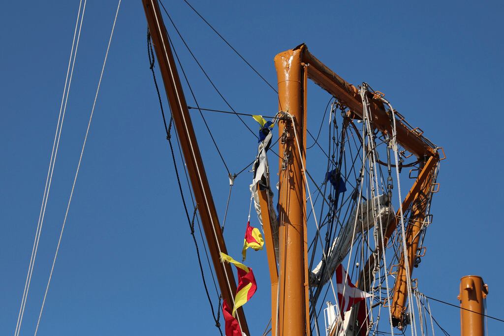 El aparejo cuelga de un mástil roto en el Cuauhtémoc, el domingo 18 de mayo de 2025, en Nueva York, un buque escuela de la Armada de México que chocó contra el Puente de Brooklyn la noche anterior. (Foto AP/Yuki Iwamura)