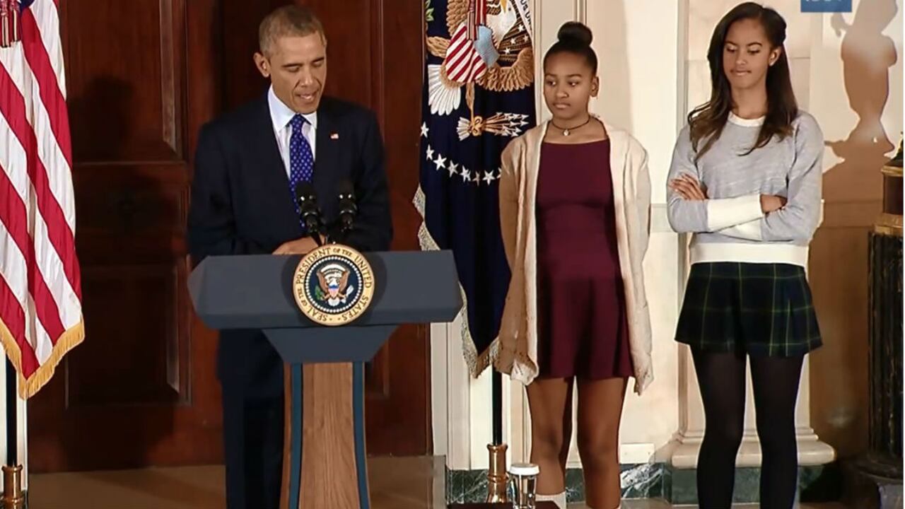 El presidente de EE. UU., Barack Obama (izquierda); sus hijas Sasha (centro) y Malia (derecha), durante la ceremonia anual de Acción de Gracias en la Casa Blanca, 26 de noviembre, 2014.