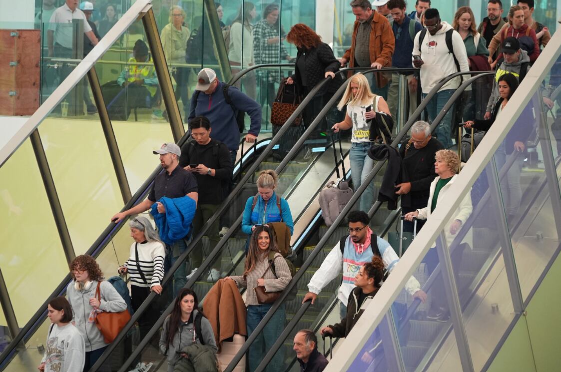 En medio del caos, las aerolíneas intentan reubicar a los viajeros y minimizar el impacto de una crisis que amenaza con extenderse.