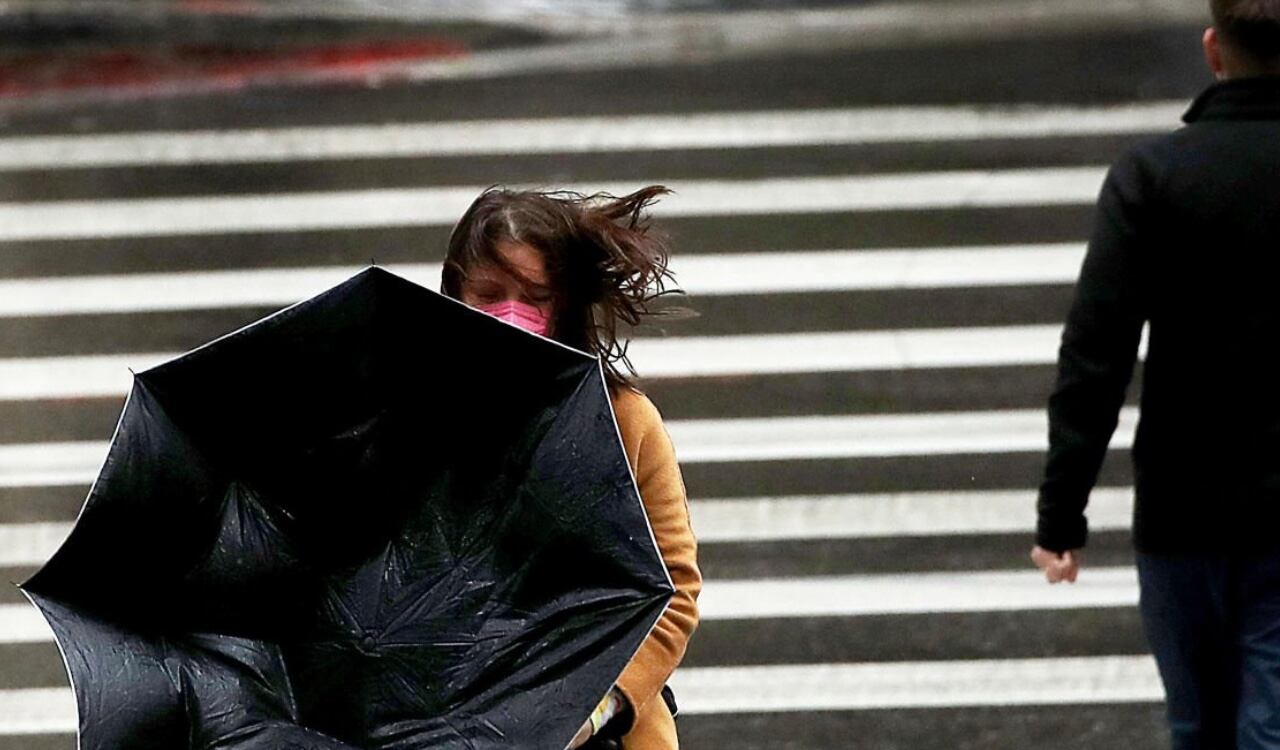 Las fuertes ráfagas de viento han causado problemas para los ciudadanos que caminan por las calles de Los Ángeles, California, una de las ciudades afectadas por la bomba ciclónica