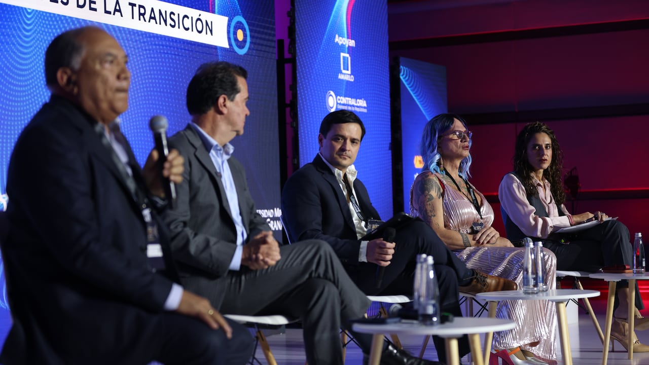 Amylkar Acosta Medina, exministro de Minas y Energía; Frank Pearl, presidente de la Asociación Colombiana del Petróleo y Gas (ACP); Luis Felipe Ocampo, gerente Legal y Asuntos Corporativos de Colgas; Brigitte Baptiste, rectora de la Universidad EAN, y Natalia Gutiérrez, presidenta del Consejo Gremial Nacional. Gran Foro Colombia de SEMANA y Dinero.