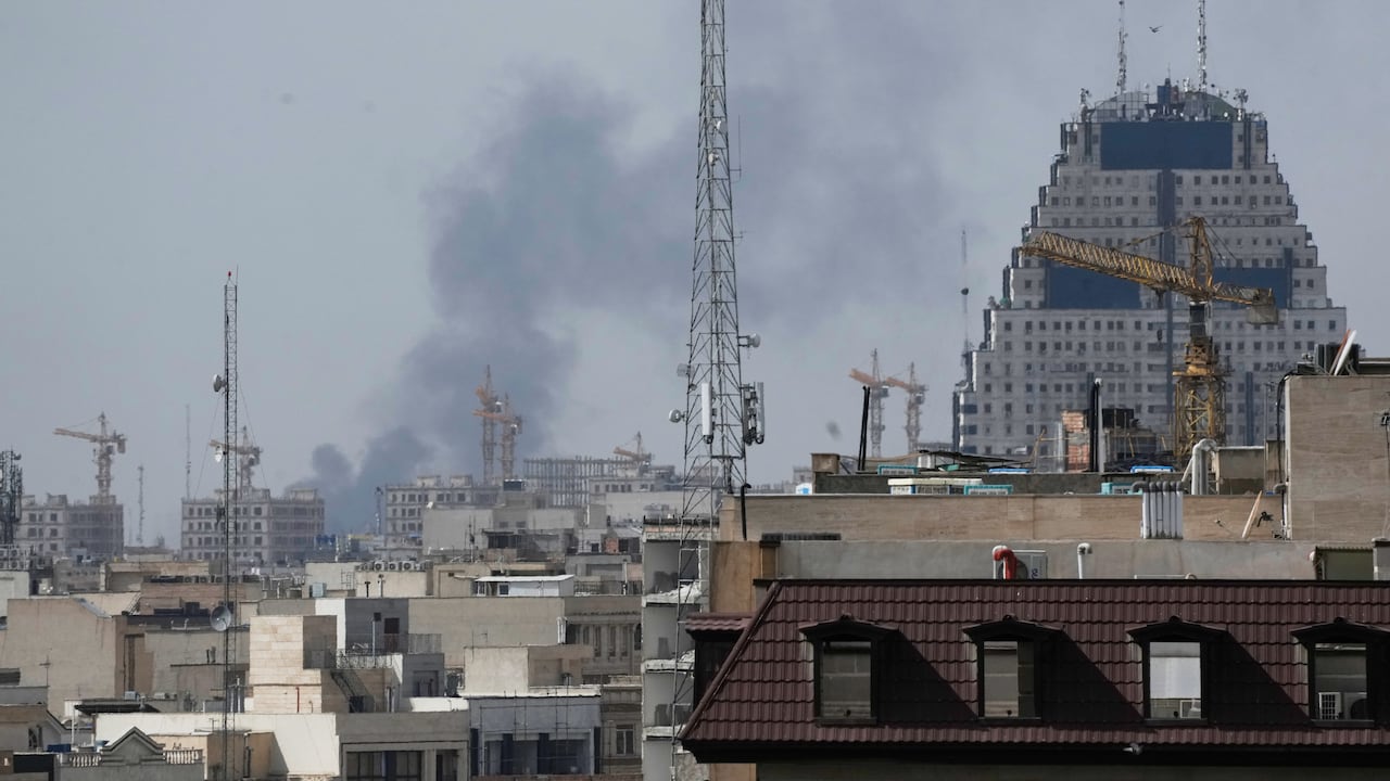 El humo se eleva en el horizonte tras una explosión en Teherán, Irán.