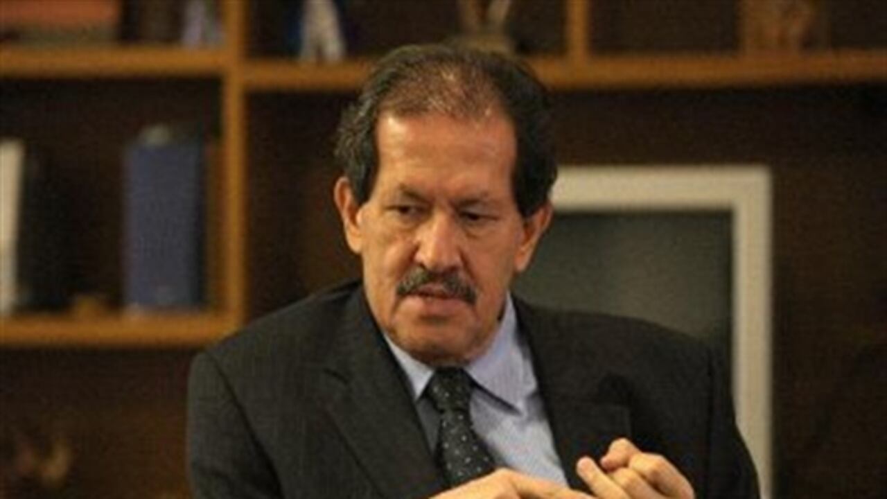 El jefe de la cartera de Hacienda, Mauricio Cárdenas, no entrará en la polémica desatada luego de las declaraciones del vicepresidente Angelino Garzón, quien pidió al Ministro que “se baje del pedestal, que sienta más el pueblo, que se unte de pueblo que es muy importante para él”.