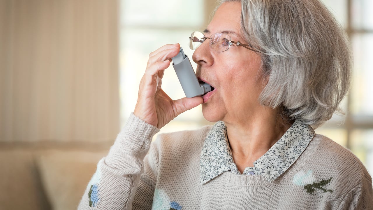 Consumir alcohol empeora el asma.