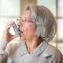 Consumir alcohol empeora el asma.