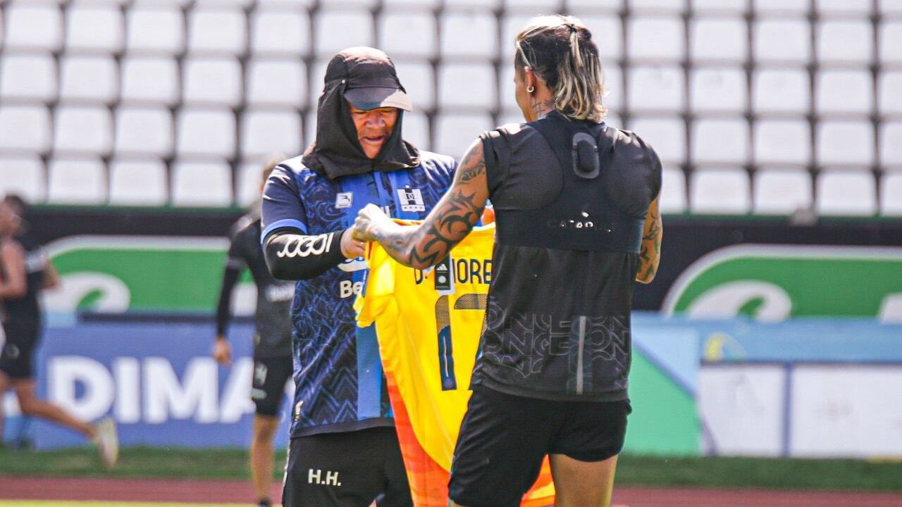 Dayro Moreno entregándole la camiseta de la Selección Colombia al Arriero Herrera.