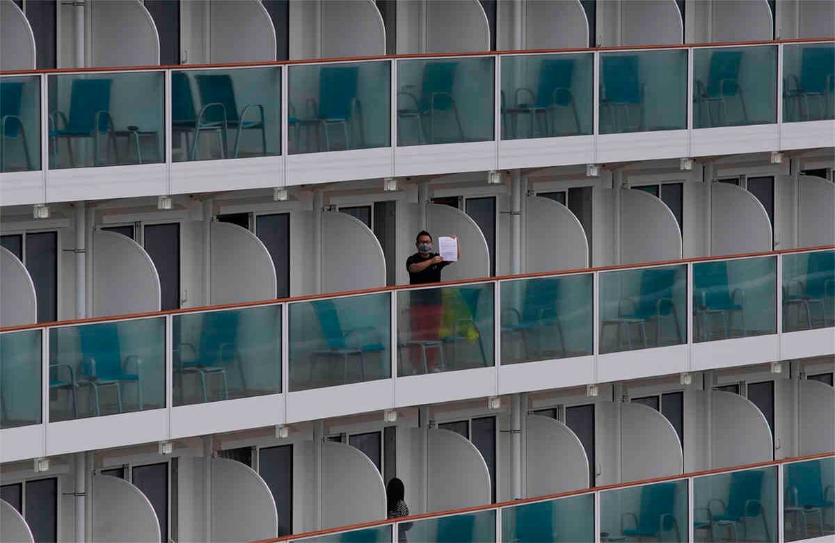 Un pasajero muestra una nota del crucero World Dream, en la terminal Kai Tak, en Hong Kong, el miércoles 5 de febrero de 2020. Un funcionario de Hong Kong dijo que las 3600 personas que van a bordo serán puestas en cuarentena. Foto:  Vincent Yu/ AP. 