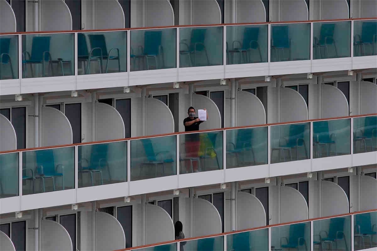 Un pasajero muestra una nota del crucero World Dream, en la terminal Kai Tak, en Hong Kong, el miércoles 5 de febrero de 2020. Un funcionario de Hong Kong dijo que las 3600 personas que van a bordo serán puestas en cuarentena. Foto:  Vincent Yu/ AP. 