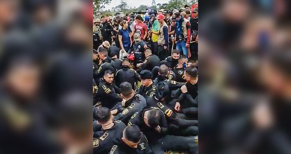 Uniformados siendo retenidos por la guardia indígena.