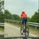 Egan Bernal nuevamente en su bicicleta en su recuperación Foto: Video de Twitter @eganbernal