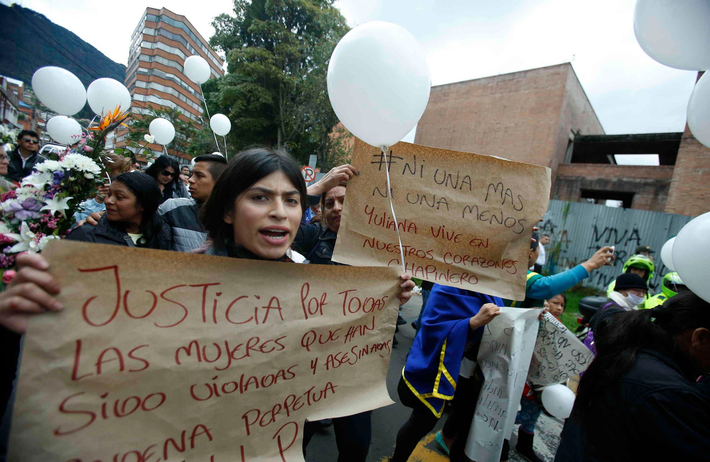 En las paredes de la entrada estaban pegados algunos letreros rosados con la frase #NiUnaMás, además de los carteles que llevaban las mujeres al recinto. Foto: Daniel Reina