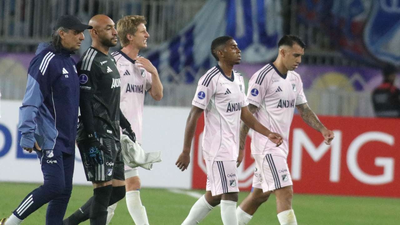 Millonarios sale de la cancha tras la derrota en Chile.