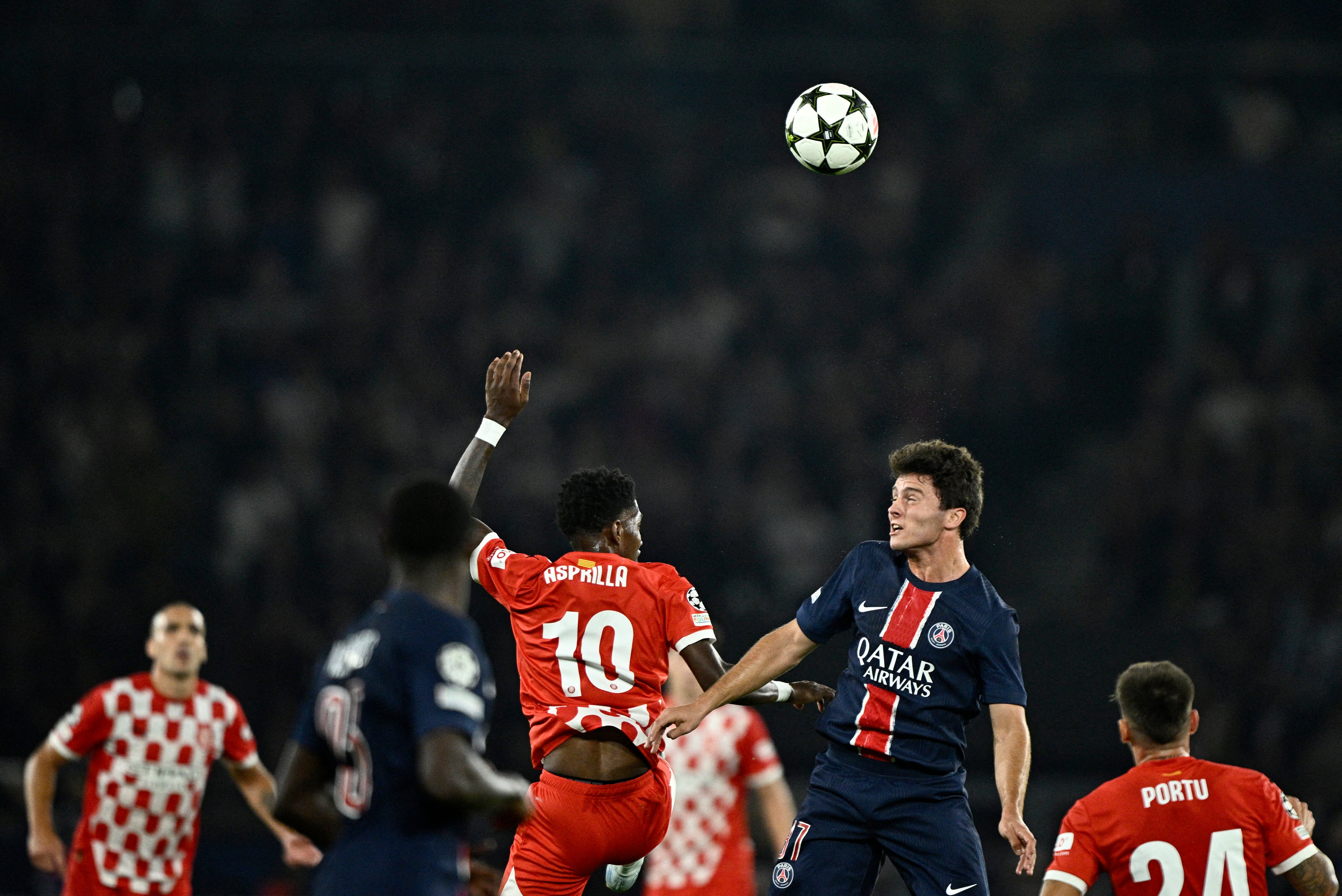 El centrocampista colombiano de Girona #10 Yaser Asprilla (CL) lucha por el balón durante la primera ronda de la Liga de Campeones de la UEFA, día 1, partido de fútbol entre el Paris Saint-Germain (PSG) y el Girona FC en el estadio Parc des Princes de París