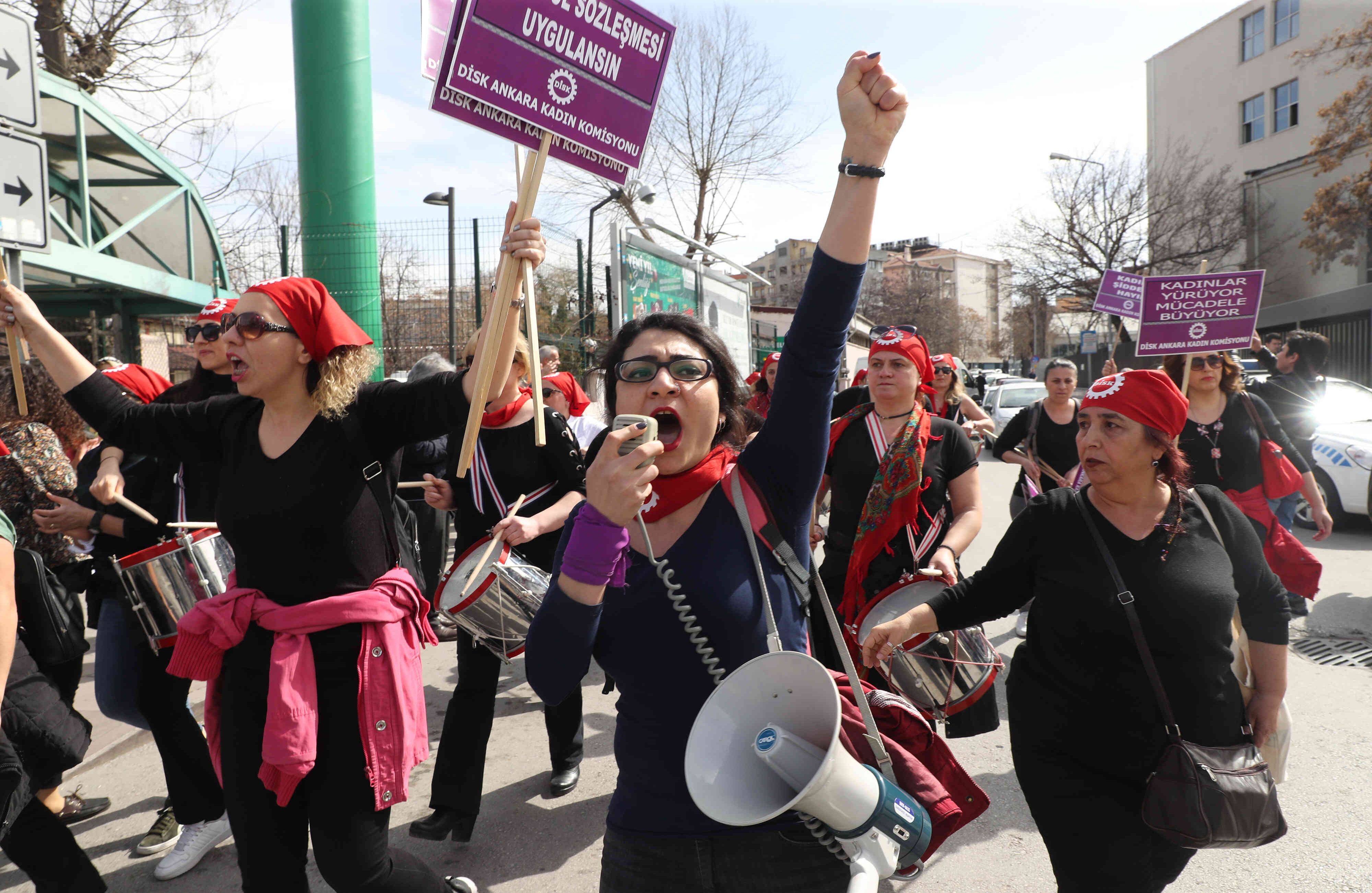Mujeres turcas se reúnen para celebrar el Día Internacional de la Mujer en Ankara, el 8 de marzo de 2020. (Foto: Adem Altan / AFP)