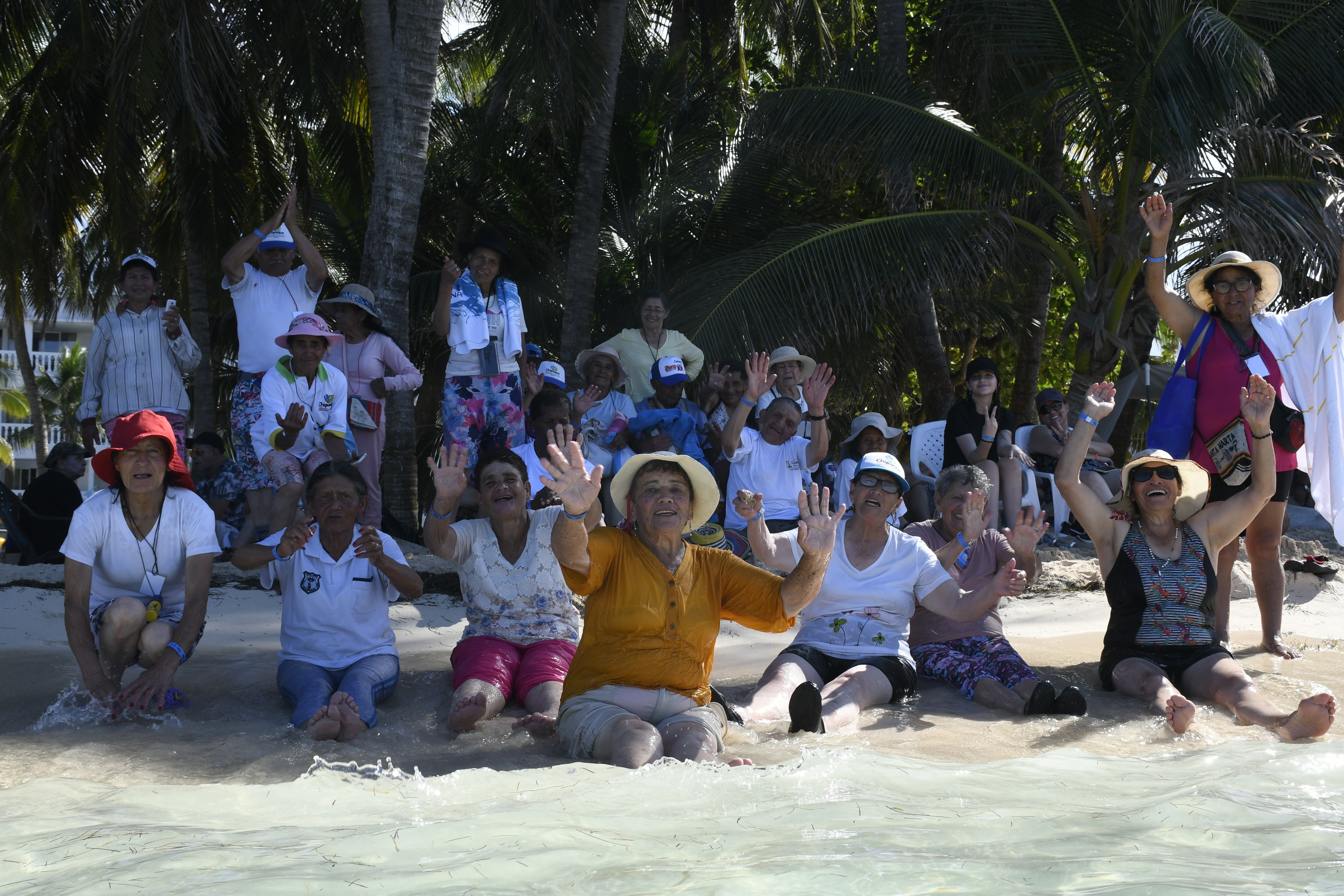Adultos mayores campesinos, conocen el mar por primera vez en San Andrés