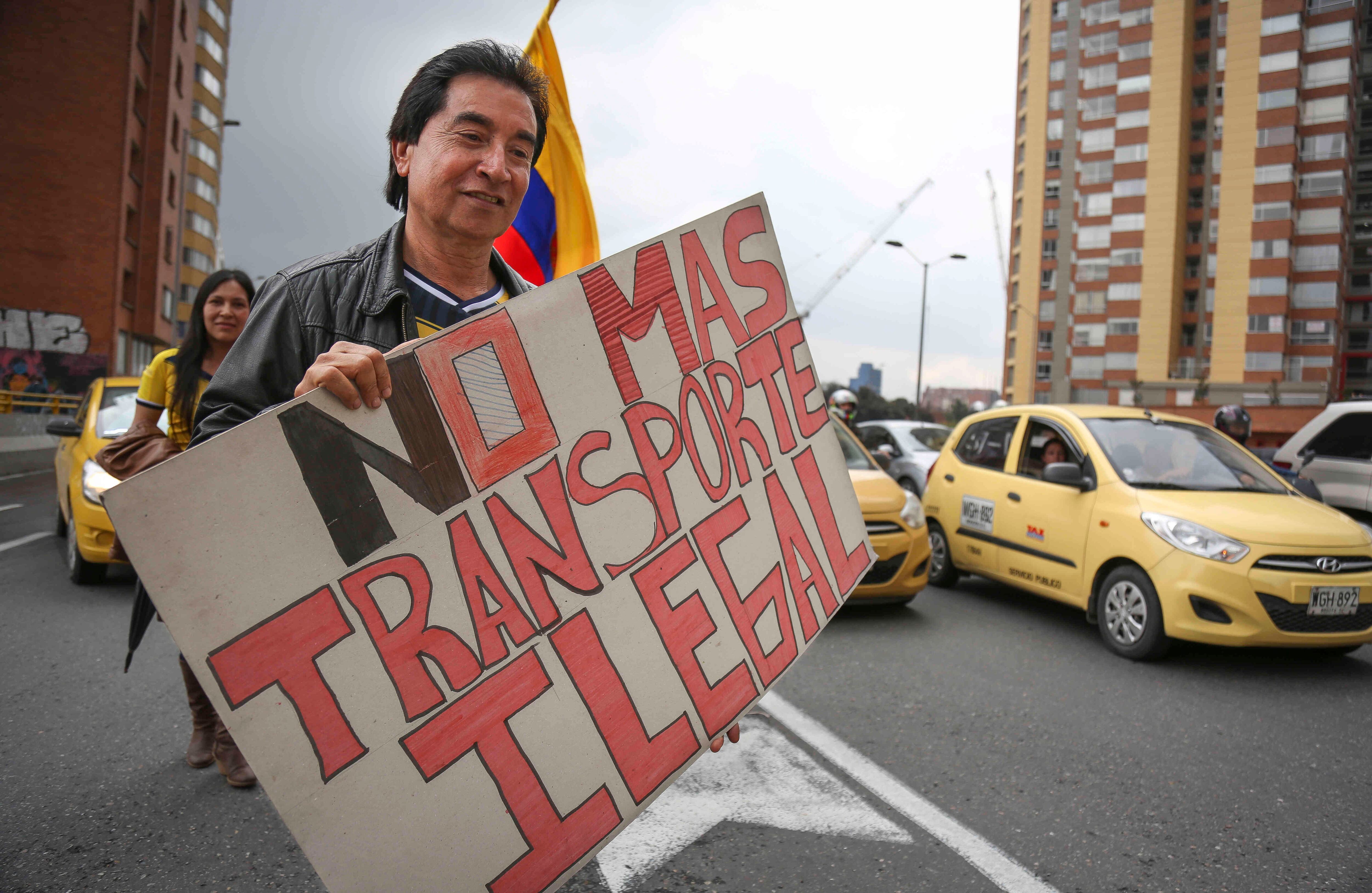 La plataforma Uber le ha quitado un porcentaje considerable a los taxistas, quienes critican la ilegalidad de la aplicación. Esteban Vega La-Rotta / Semana