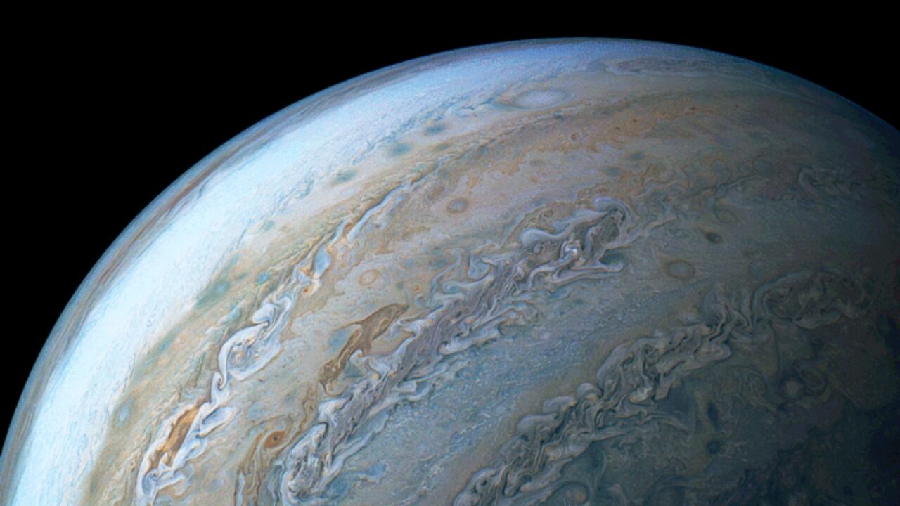 La NASA ha detectado una figura de delfín formada por las nubes de Júpiter.