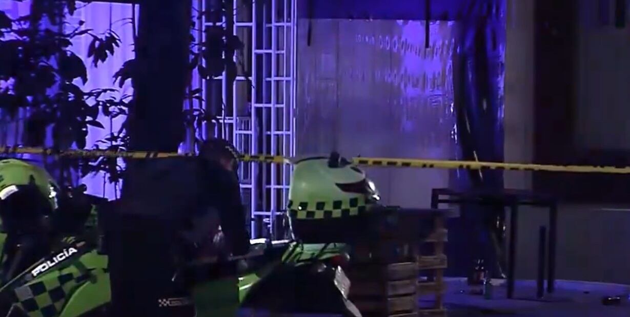 En el momento dejaron a la víctima herida y fue trasladada a un hospital para ser atendida en el Hospital de Kennedy, en donde falleció.