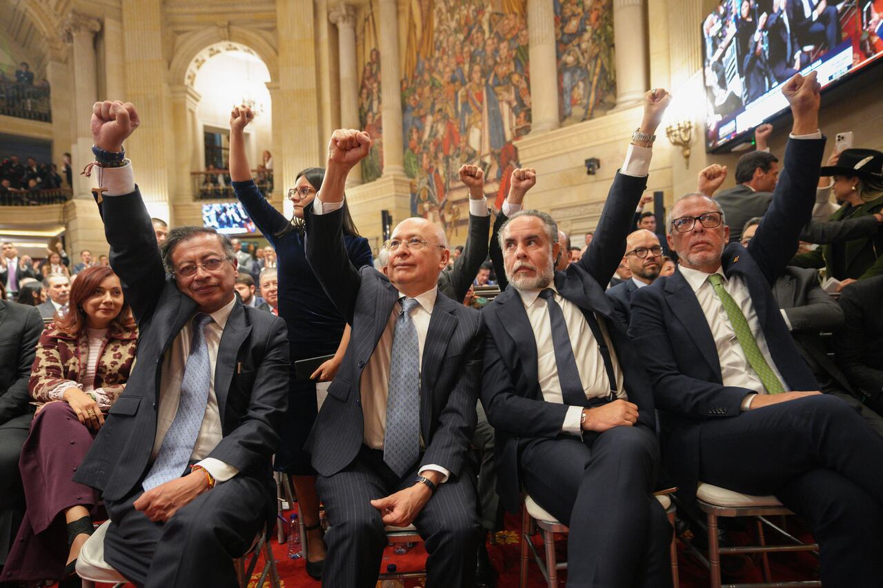 Gustavo Petro, presidente de Colombia; Eduardo Montealegre, ministro de Justicia; Armando Benedetti, ministro del Interior y Alfredo Saade, jefe de gabinete, en el Congreso de la República, en Bogotá