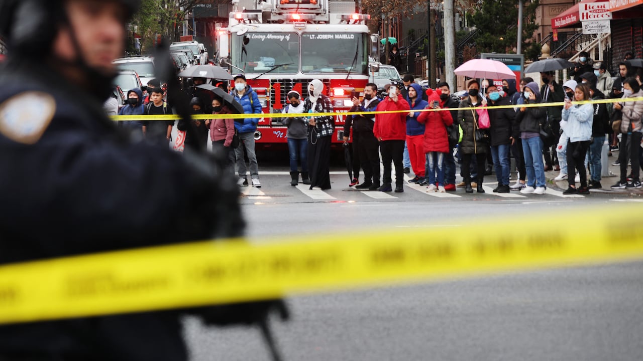 La policía y el departamento de bomberos de la ciudad han hecho presencia en la estación donde sucedió el atentado. Spencer Platt/Getty Images/AFP (Photo by SPENCER PLATT / GETTY IMAGES NORTH AMERICA / Getty Images via AFP)