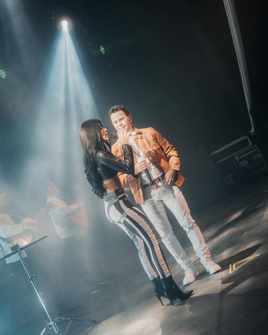 La pareja reveló que su primer beso se lo dieron después de hacer una apuesta.