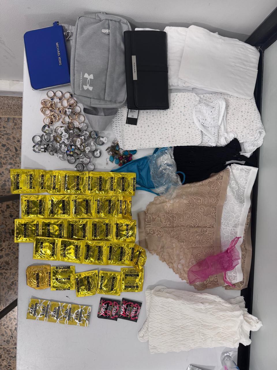 Preservativos y juguetes sexuales que portaba el estadounidense en su equipaje.