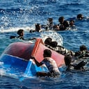 Migrantes nadan junto a su bote de madera volcado durante una operación de rescate de la ONG española Open Arms al sur de la isla italiana de Lampedusa en el mar Mediterráneo, el jueves 11 de agosto de 2022. Foto AP/Francisco Seco