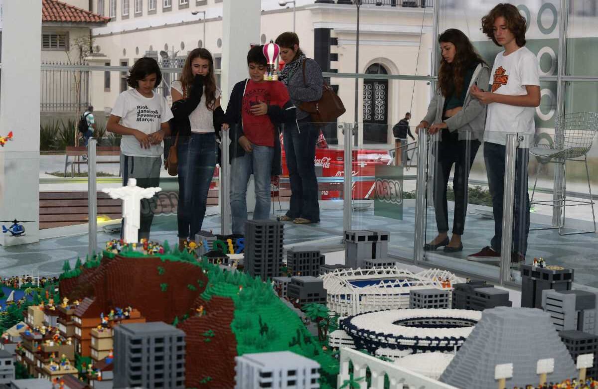 La maqueta con 947.000 piezas del juguete para montar y una tonelada y media de peso fue donada por el fabricante danés Lego y por el Gobierno de Dinamarca. EFE/Fernando Maia