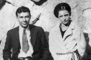 BONNIE y CLYDE
La pareja recorrió varios estados en los cuales robó y asesinó. Finalmente murieron en su ley, abatidos por las autoridades