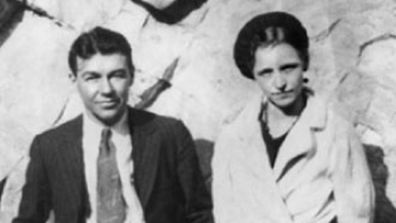 BONNIE y CLYDE
La pareja recorrió varios estados en los cuales robó y asesinó. Finalmente murieron en su ley, abatidos por las autoridades