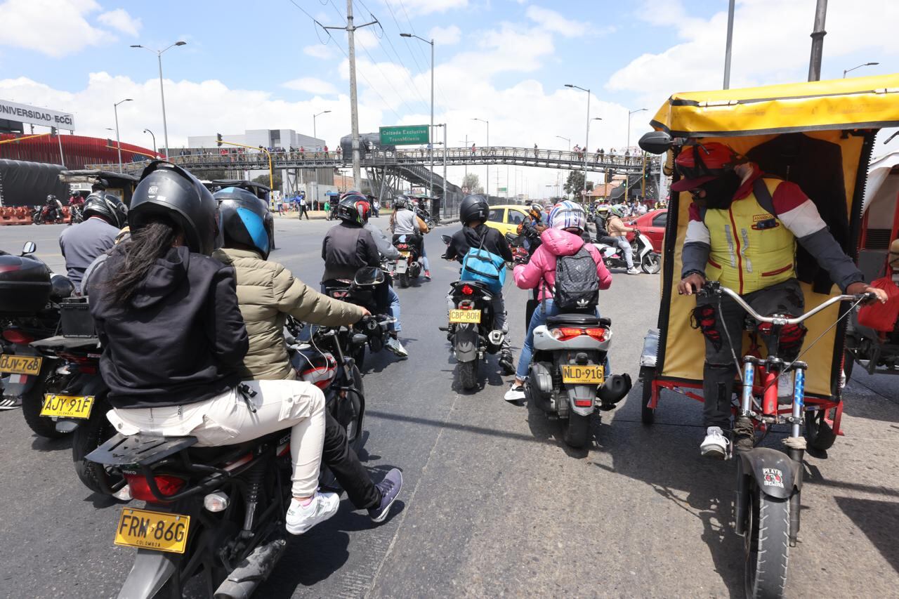 Paro de transportadores y camioneros
en la autopista sur, terminal del sur, bosa
