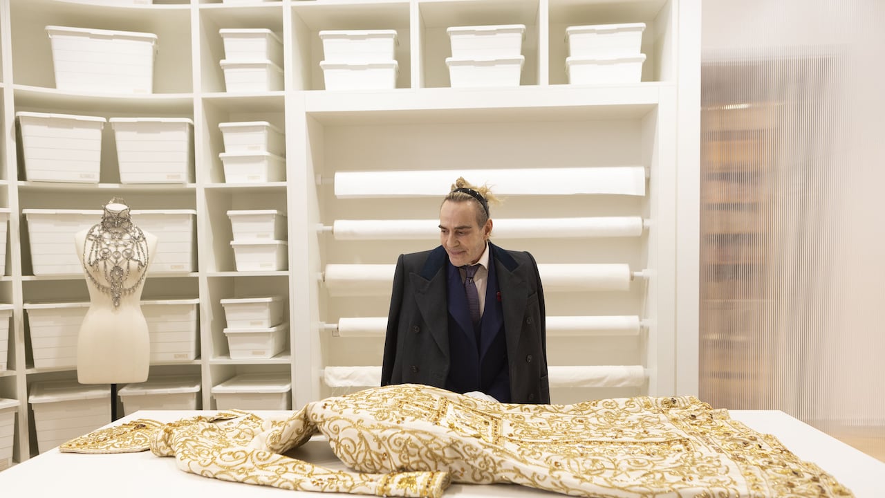John Galliano en un fotograma del documental Auge y caída de John Galliano.