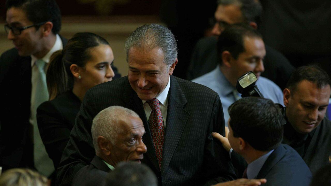 El nuevo vicepresidente, Óscar Naranjo, recibiendo felicitaciones en plenaria de congresistas y asistentes al interior del recinto.