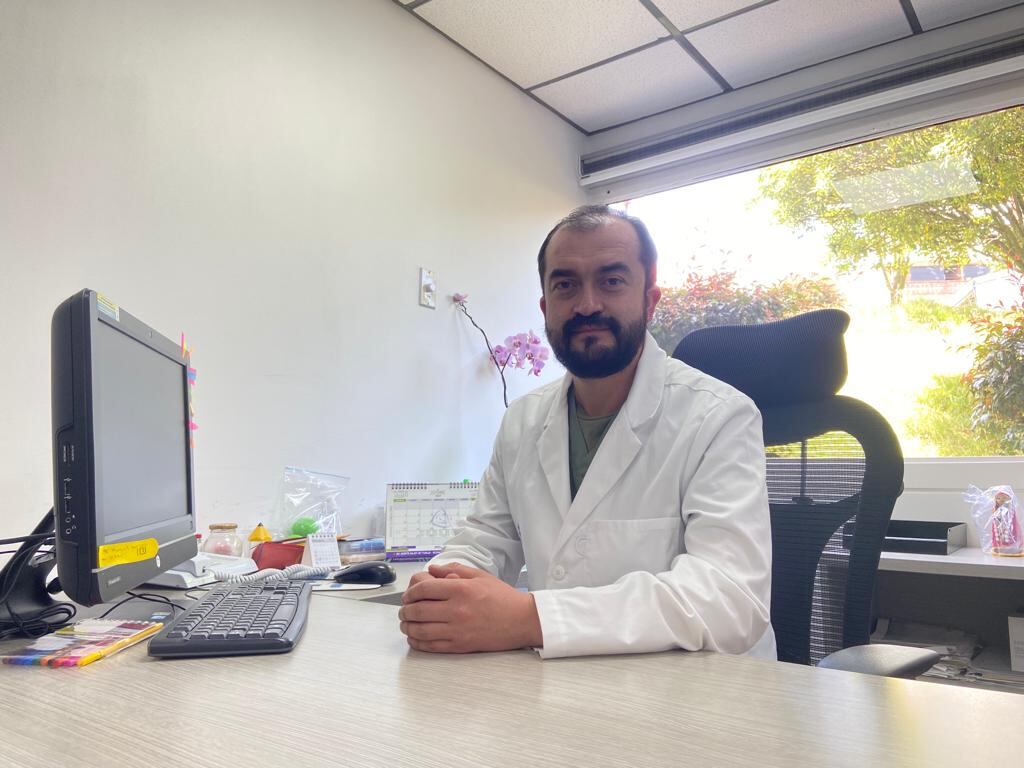 Médico psiquiatra en su consultorio