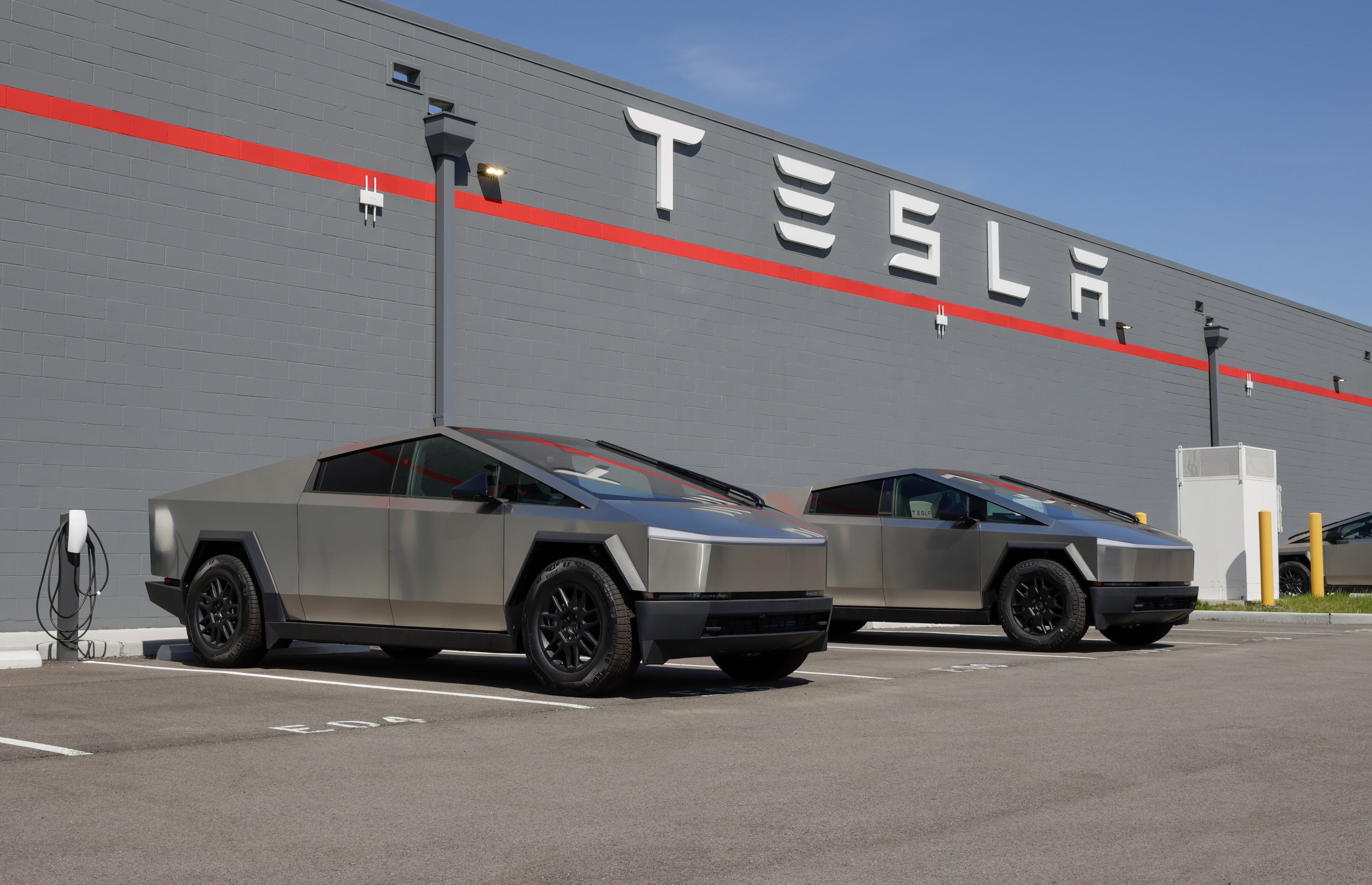 El dueño de un Tesla Cybertruck se llevó una triste sorpresa tras dejarla cargando por dos semanas.