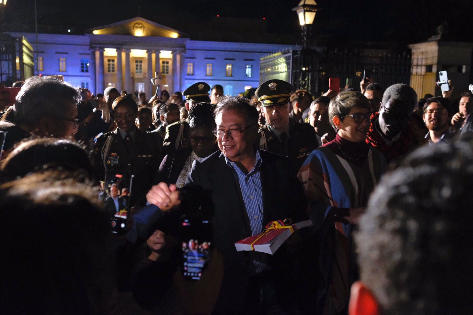 Gustavo Petro con el documento del Plan Nacional de Desarrollo en sus manos.