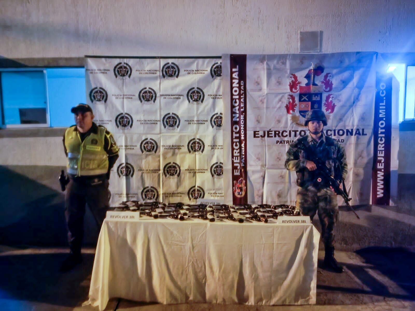 Estas armas de fuego eran transportadas en un vehículo tipo campero