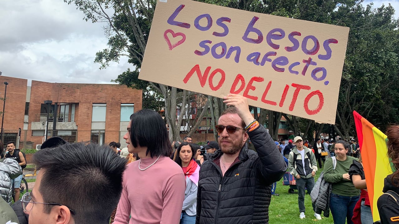 El evento se convocó este domingo en rechazo a un ataque homofóbico en parque de Bogotá.